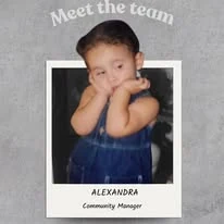 Alexandra en su foto de infancia, tarjeta de Meet the team