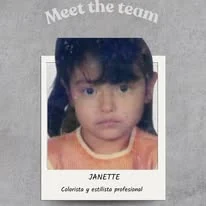 Janette en su foto de infancia, tarjeta de Meet the team