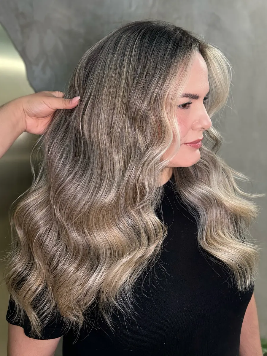 Balayage cenizo con ondas