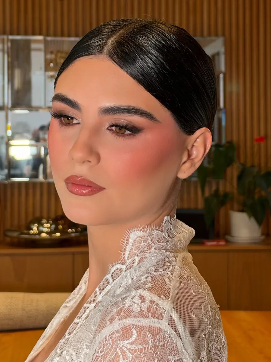 Novia con peinado recogido y vestido de encaje