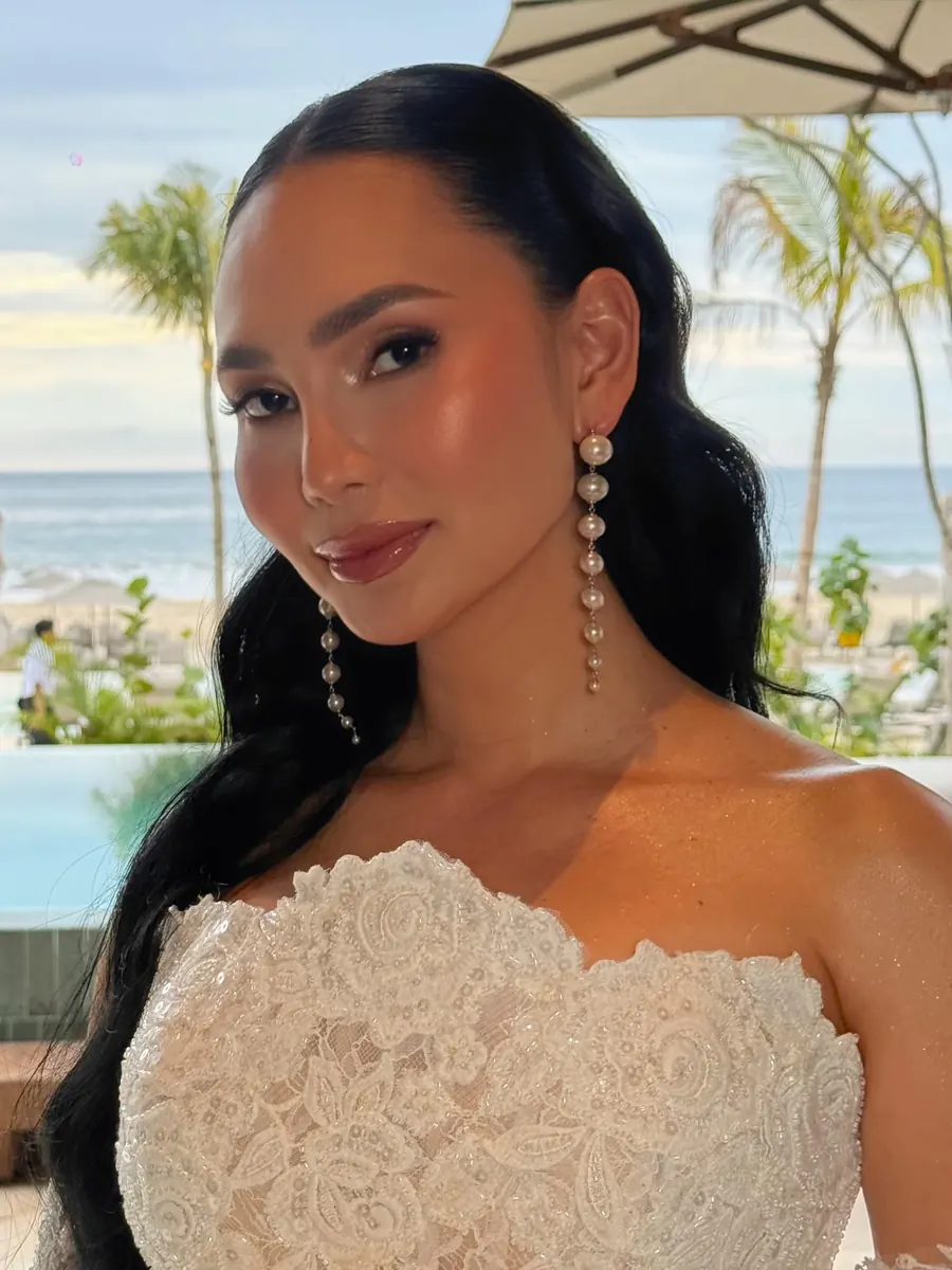 Novia en la playa con aretes largos