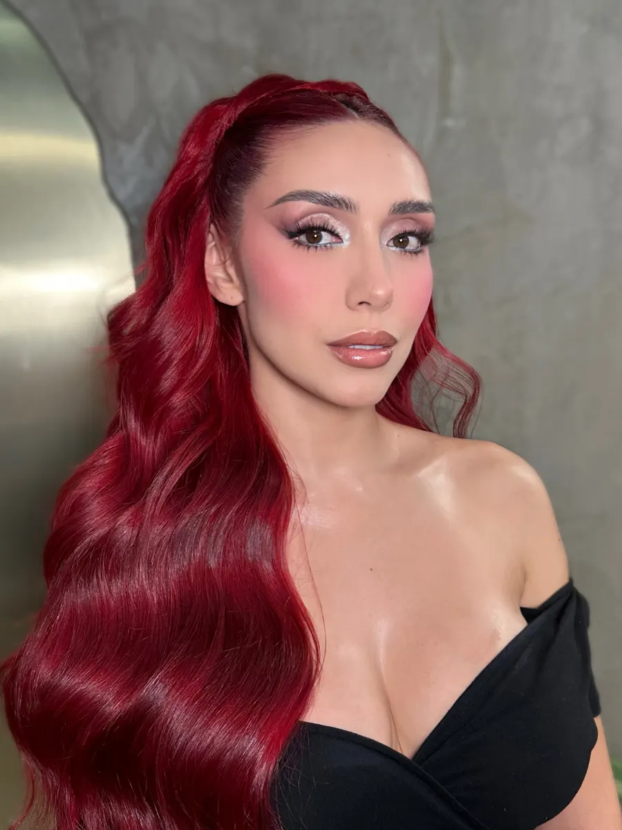 Rojo intenso en cabello largo