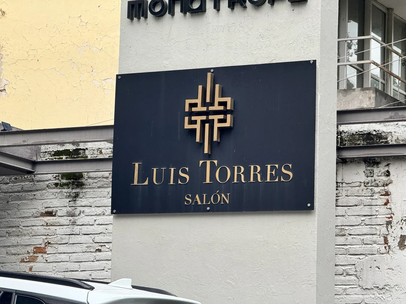 Letrero de Luis Torres Salón en la entrada